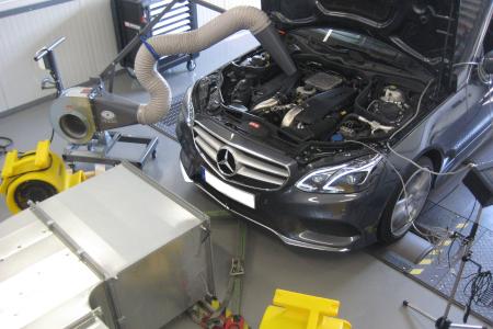 Die Mercedes E-Klasse zur Leistungsmessung auf dem DTE-Prüfstand